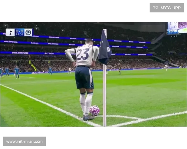 阿森纳球迷客场看报纸调侃比赛无聊，定位球战术引热议